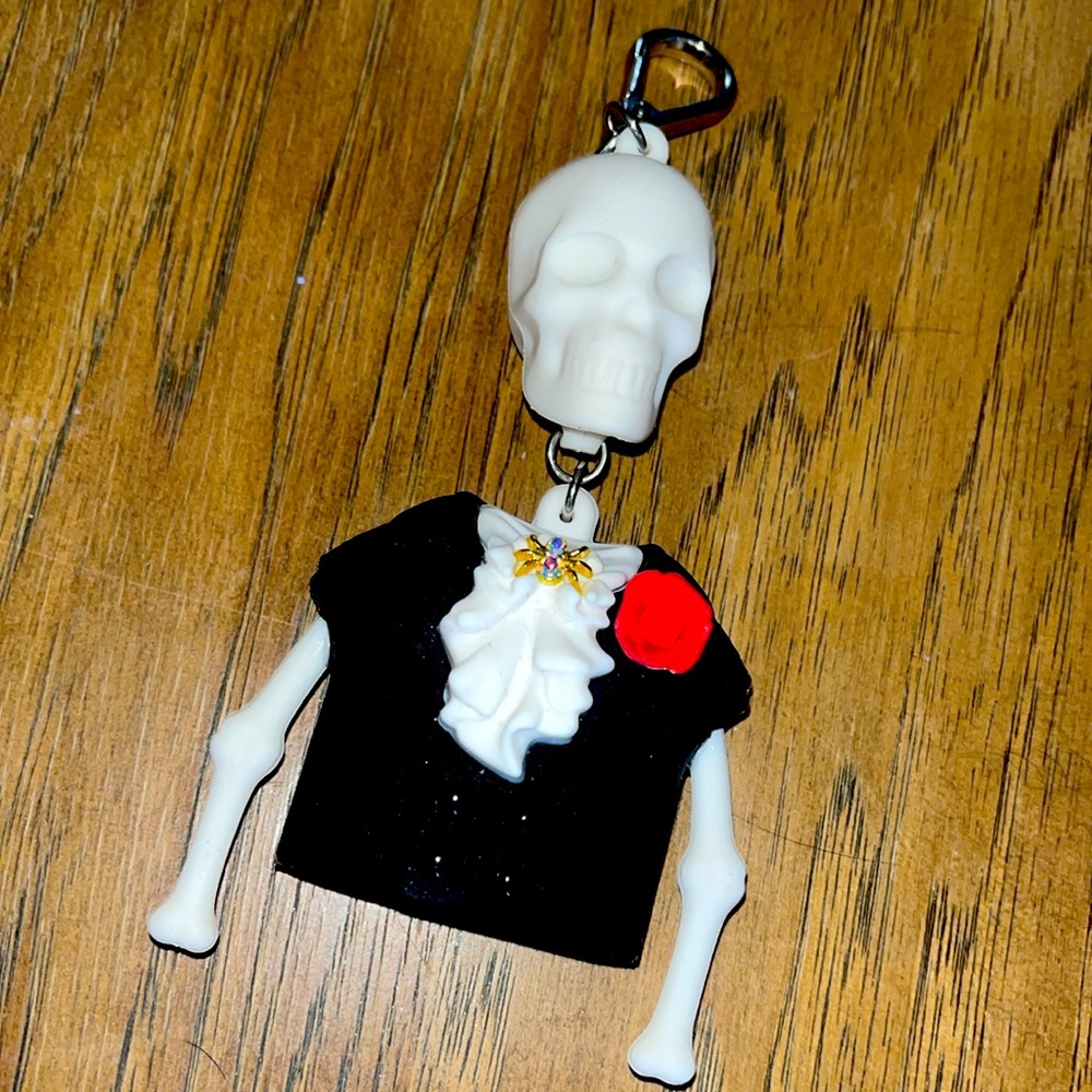 Skeleton Pocketbac holder Bath & body works. Glow in the dark. Halloween
